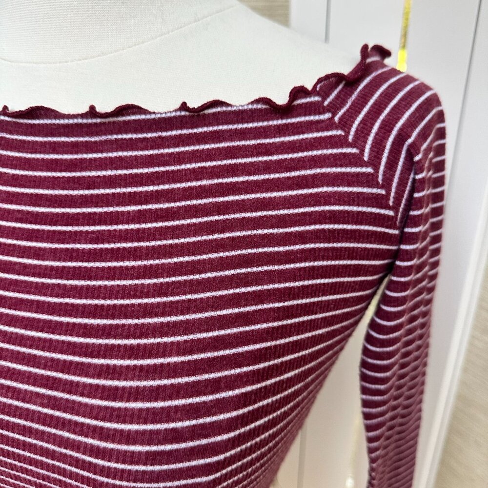 Hollister Ribbed Lettuce Hem Crop Top Burgundy Stripe Off Shoulder Y2K Small - Picture 5 of 8